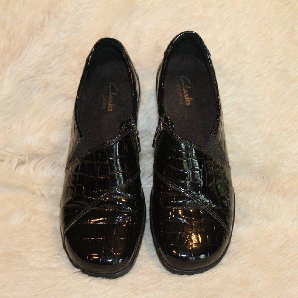 CLARKS BLACK PATENT “MARY ORCHID” Side Zip Croc Print Bendable SHOES Sz 7.5 NWOT